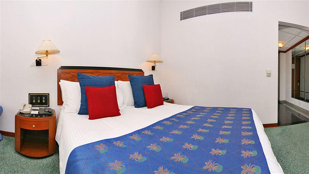 Hotel Marine Plaza Mumbai  Buitenkant foto