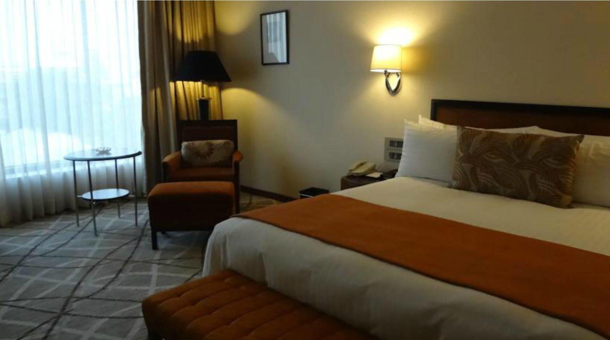 Hotel Marine Plaza Mumbai  Buitenkant foto