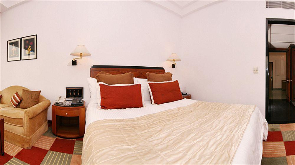 Hotel Marine Plaza Mumbai  Buitenkant foto